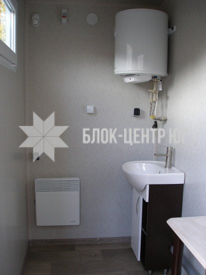 Общественный туалет с кабинкой кассира 
