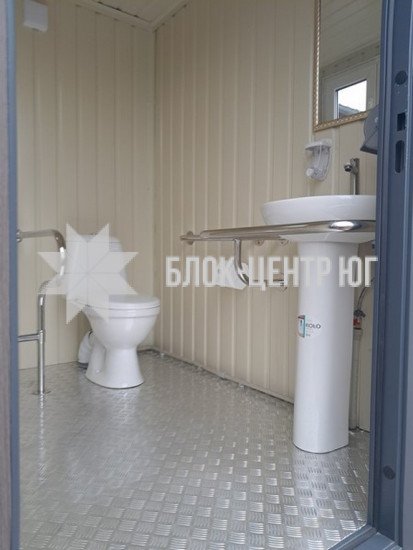 Общественный городской туалет с кабинкой для инвалидов