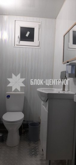Общественный городской туалет с кабинкой для инвалидов