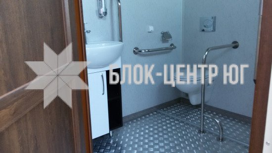 Общественный городской туалет с кабинкой для инвалидов